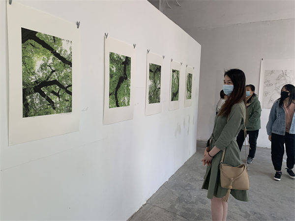 “日复一日的日常——黎明摄影版画展”在北京77文创园举行