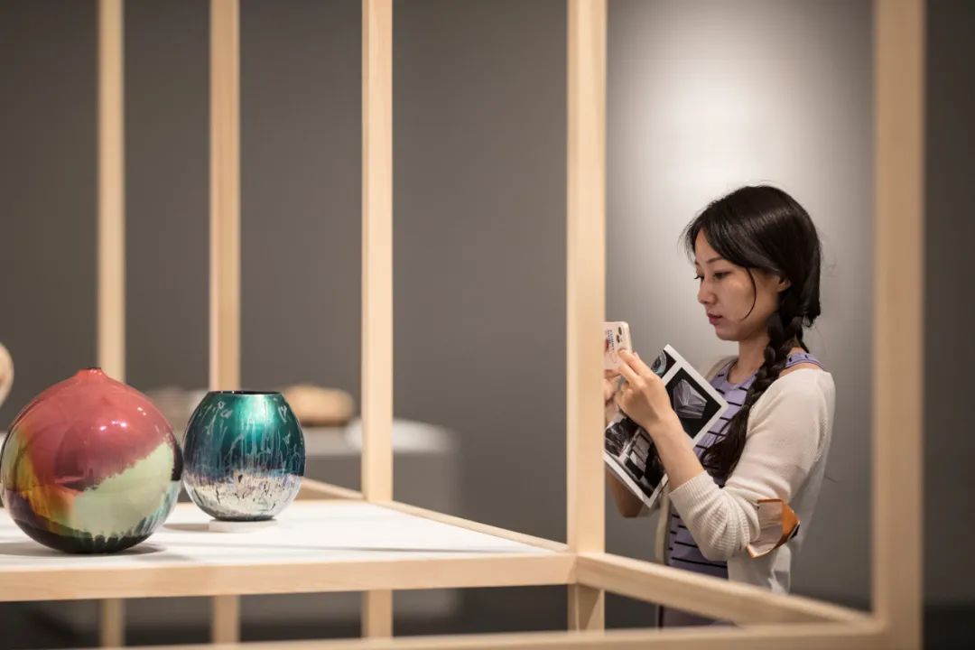 “凝固的韵律：国际当代陶艺作品展”在清华大学艺术博物馆开幕