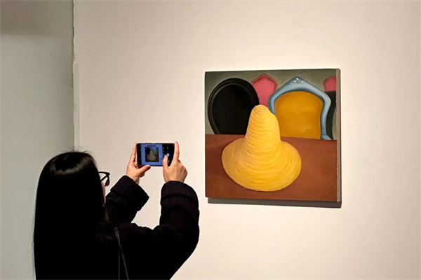 人民艺术 |  “月亮与六必治”在年代美术馆开幕 