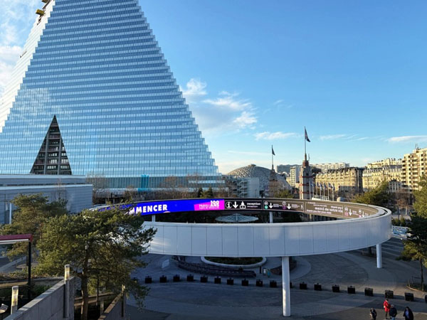 人民艺术 |  巴黎“回声”张肇达墨韵生风，狮魂觉醒 