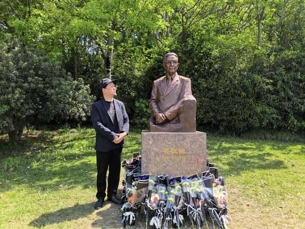 人民艺术 |  田云龙十三载匠心铸魂 吴征铠院士铜像亮相复旦大学，致敬科学与师者力量 