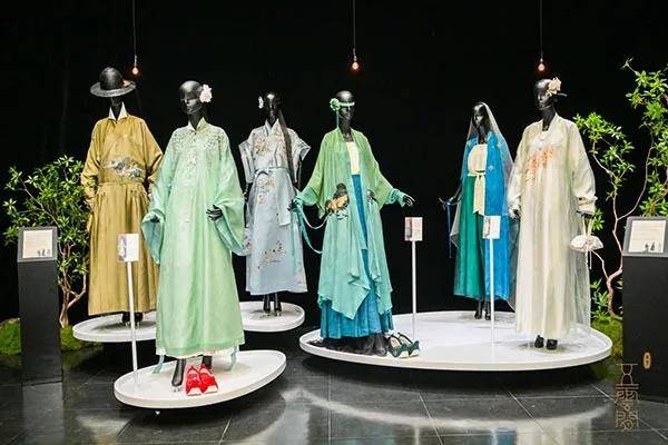 人民艺术 | 五云间呈现展览“所谓伊人，在水一方” 